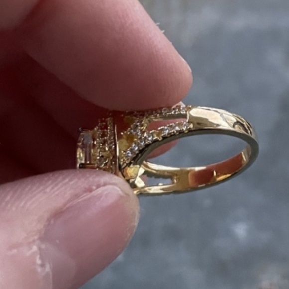 Gold plated Ring w/ cubic zirconia Size 7 - Picture 4 of 6